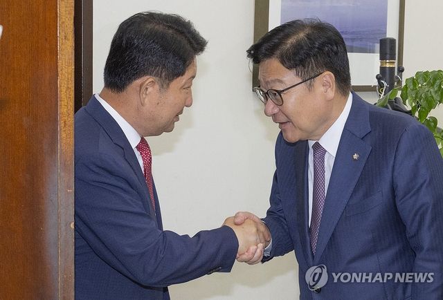 권영진 '원내대표 멱살' 논란 일파만파