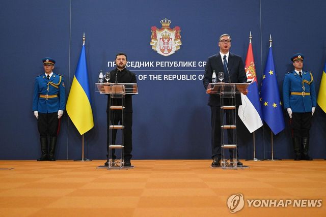 기자회견 하는 젤렌스키 대통령과 부치치 대통령