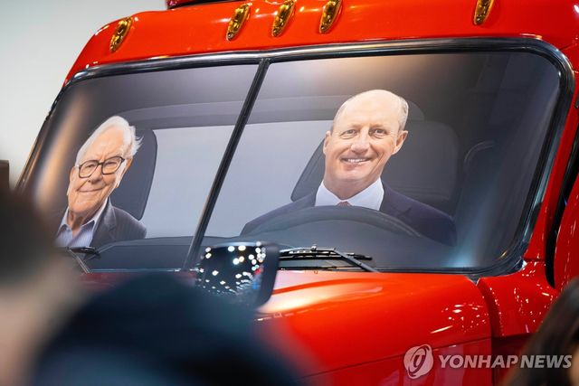 지난 5월 2일(현지시간) 버크셔 해서웨이 연례 주총에 등장한 워런 버핏(왼쪽)과 그렉 아벨 사진