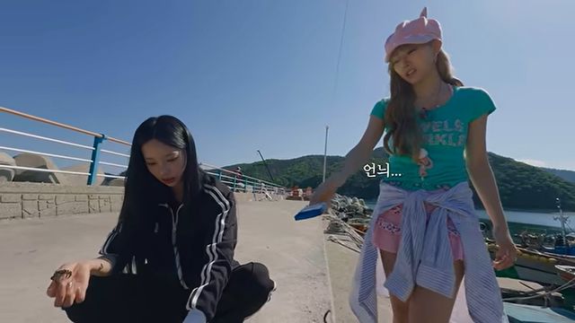 거제의 한 바닷가에서 낚시 중인 그룹 리센느 원이와 미나미(왼쪽부터)