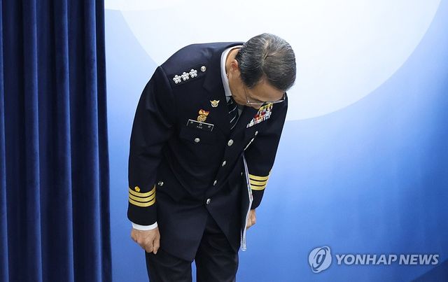 인사하는 유재성 경찰청장 직무대행