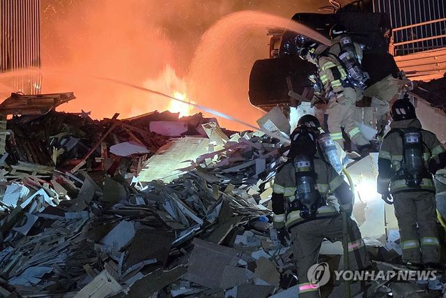 물로 불과 싸우는 소방관