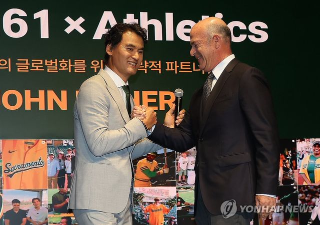 인사하는 박찬호와 존 피셔 애슬레틱스 구단주