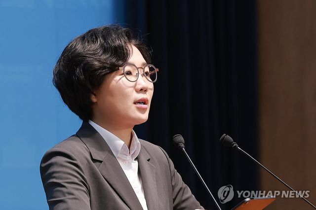 국회 소통관에서 기자회견하는 '민주당 대표 출마' 김보미 전 강진군의원