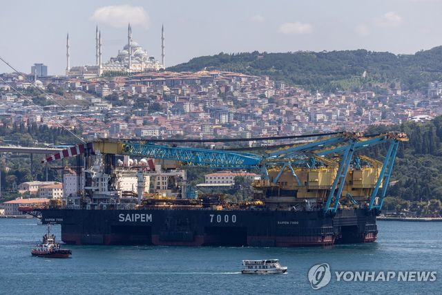 지난 6일(현지시간) 튀르키예 이스탄불의 보스포루스 해협 지나는 대형 선박