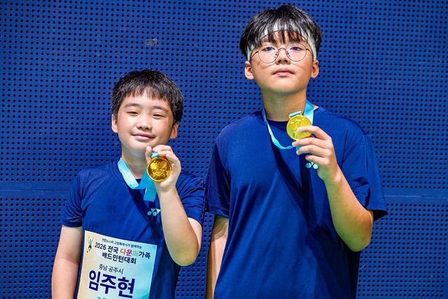 '전국 다문화가족 배드민턴대회' 초등부 우승한 임정현(오른쪽), 임주현 형제
