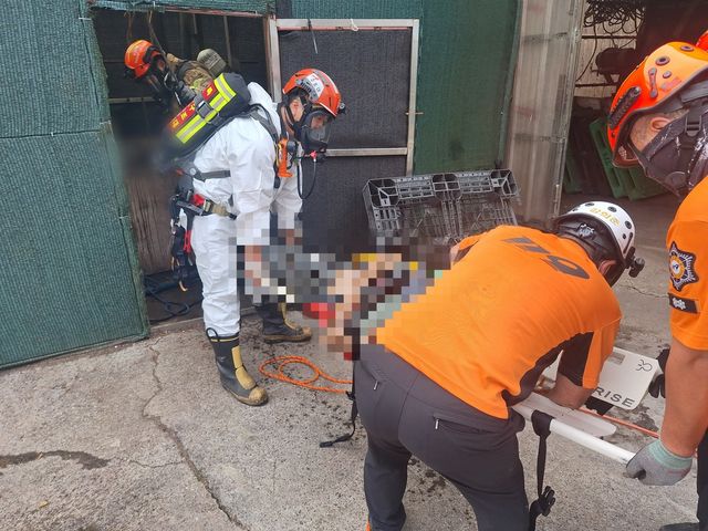 병원 옮겨지는 외국인 근로자