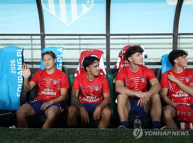 손 흔드는 이강인