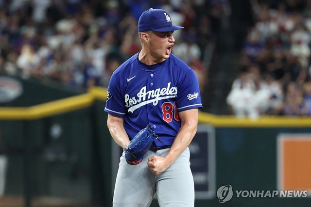 10회말 병살타를 유도하고 승리를 지킨 잭 드라이어