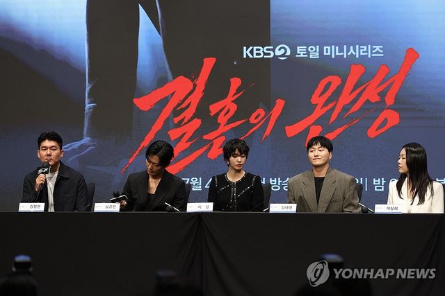 인사말하는 김정현 감독