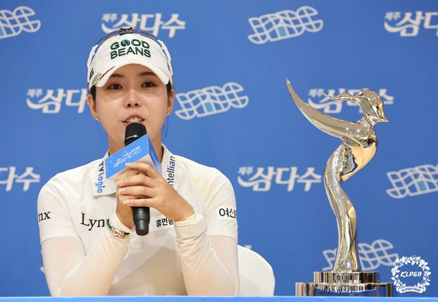 우승 기자회견 하는 장은수 