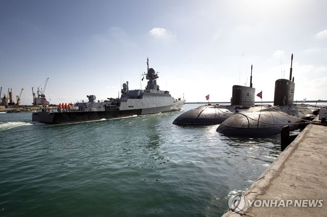 2019년 9월 26일 러시아 미사일과 잠수함이 시리아의 타르투스 해군기지에 입항해있는 모습.