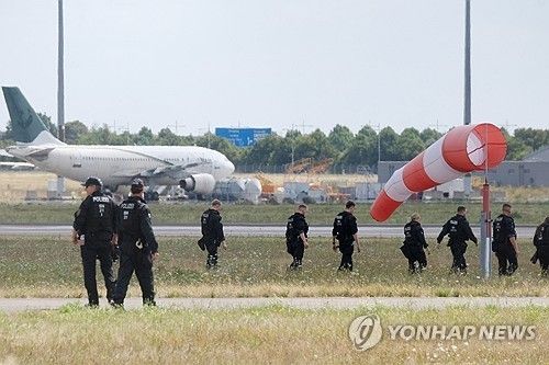 폭발물이 탑재된 드론이 출몰해 비상이 걸린 독일 라이프치히-할레 공항에 지난 7일 경찰이 출동해 주변을 살피고 있다. [AP 연합뉴스 자료사진. 재판매 및 DB 금지] 