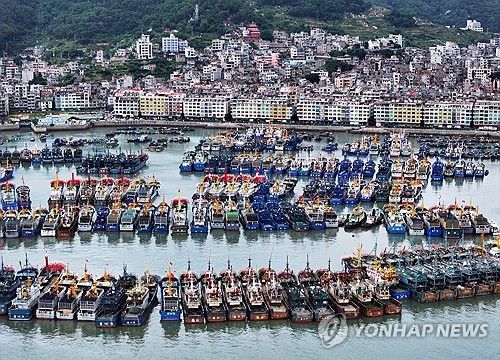 태풍 돌핀 상륙 앞두고 대피한 중국 어선들