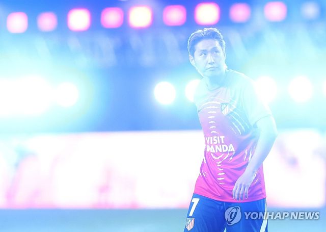 새 유니폼 입고서