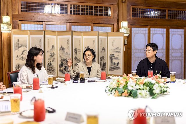 청년 일자리 대책 추진방향 논의하는 한성숙 국무총리