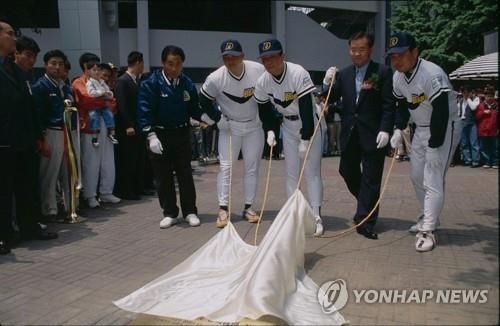 2000년 김동주의 잠실 1호 장외 홈런 기념판 제막식