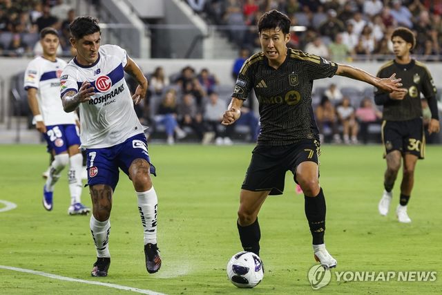 LAFC의 손흥민(오른쪽).