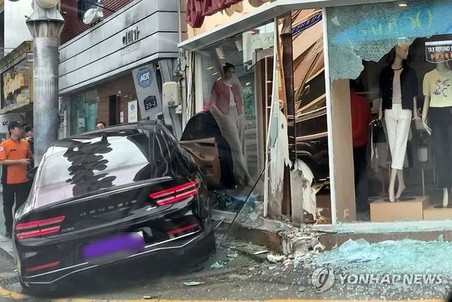 옷가게 돌진한 승용차