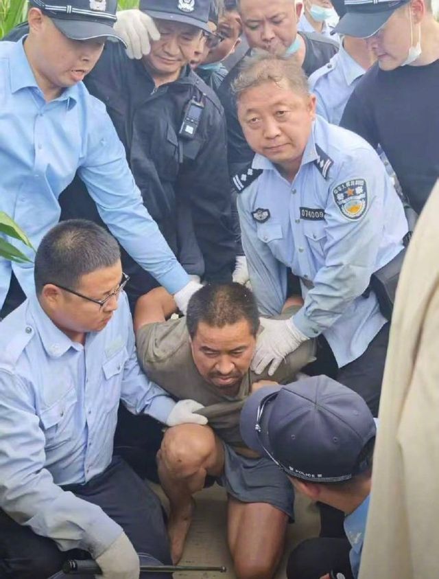 중국 경찰에 붙잡힌 샤푸강