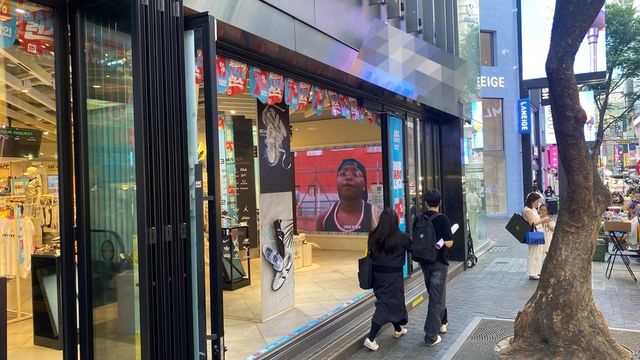 서울 중구 명동의 한 매장이 문을 열고 냉방하면서 영업하고 있다. [녹색연합 제공. 재판매 및 DB 금지]