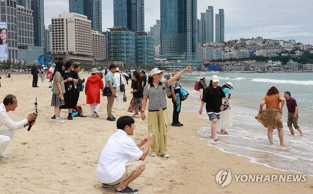 해운대해수욕장 찾은 외국인 관광객들