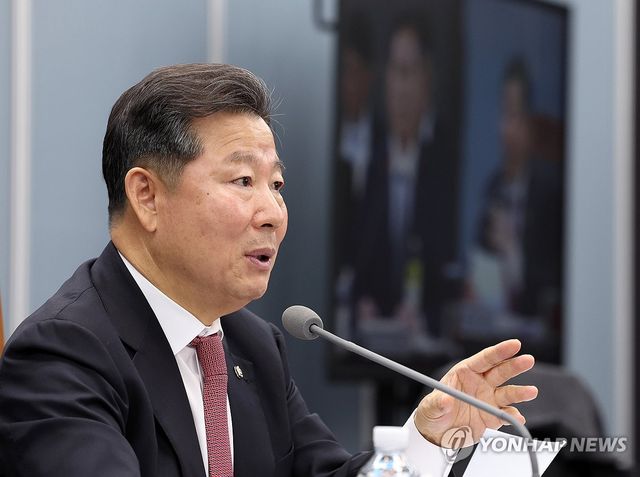 답변 태도 질타하는 이철규 산자위원장