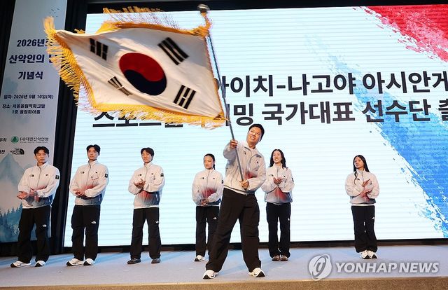 태극기 흔드는 박희용 감독