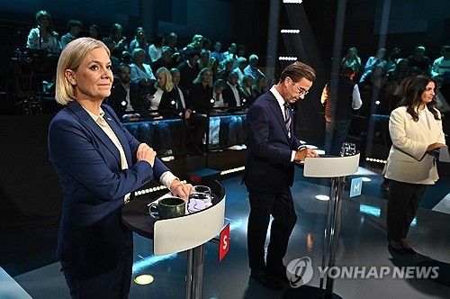 총선을 앞두고 지난 10일 TV 토론에서 맞붙은 안데르손 전 총리(왼쪽)과 크리스테르손 현 총리(가운데) [EPA 연합뉴스. 재판매 및 DB 금지] 