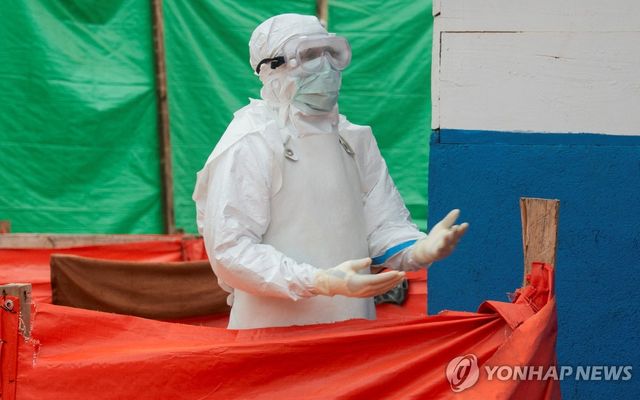 콩고민주공화국 북키부주의 한 병원에서 개인보호장구를 착용한 보건 종사자 [로이터=연합뉴스. 재판매 및 DB 금지]