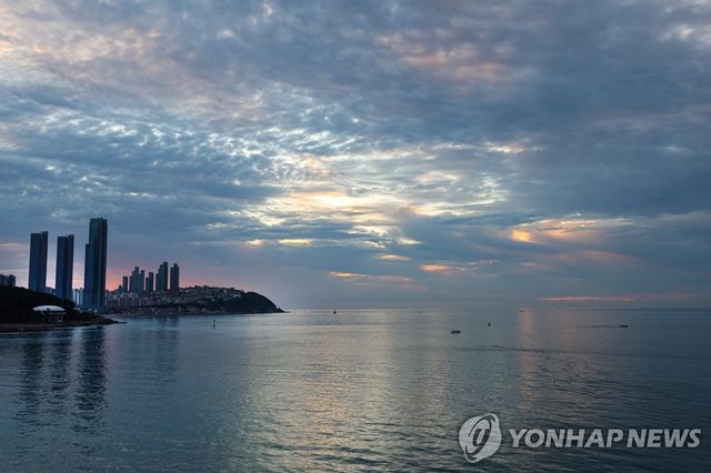 구름 낀 부산 해운대 일대