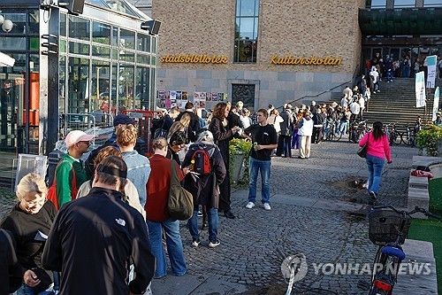 총선 사전투표를 위해 스톡홀름 투표소에 줄을 선 스웨덴 유권자들 [Nicklas Thegerstrom/TT News Agency via AP=연합뉴스. 재판매 및 DB 금지] 