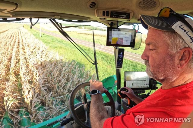 미 몬태나주에서 농기계 운전하는 모습