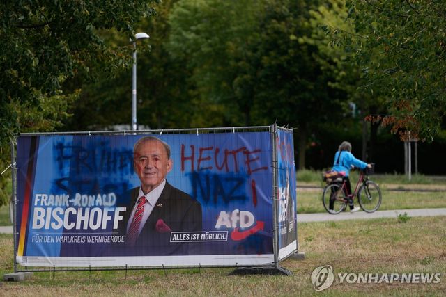 '전에는 슈타지, 지금은 나치' 낙서 적힌 프랑크로날트 비쇼프 후보 선거 포스터
