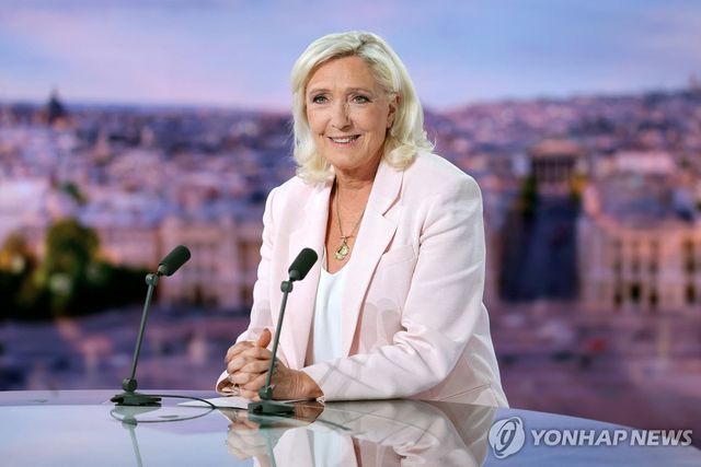 대선 여론조사 선두 달리는 프랑스 마린 르펜 의원