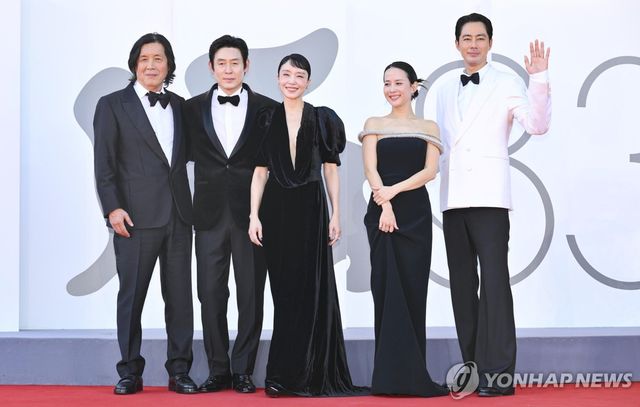 제83회 베네치아국제영화제 레드카펫에 선 영화 '가능한 사랑' 이창동 감독과 주연 배우 설경구, 전도연, 조여정, 조인성