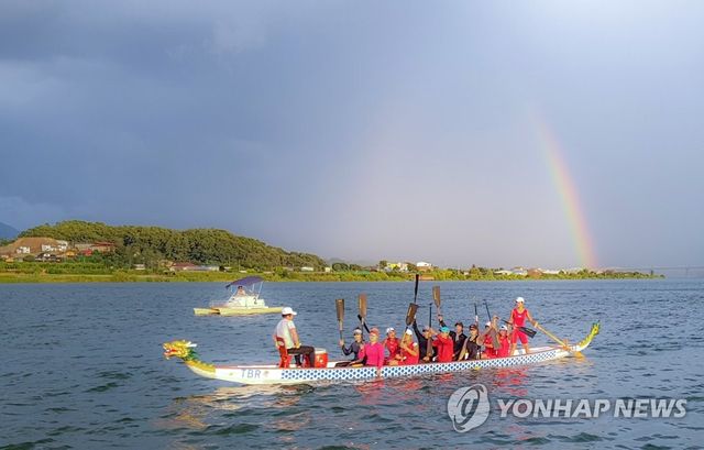하늘도 선전 기원한 카누 용선 남북단일팀