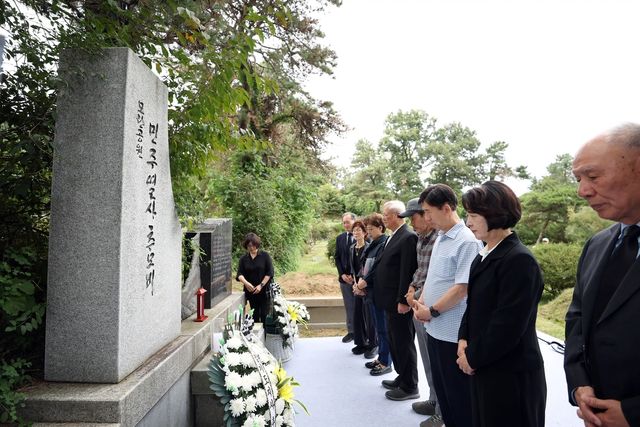 추모제 참석한 추미애 경기도지사