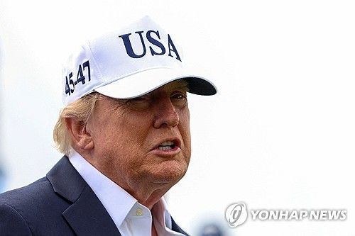 13일 아일랜드 둔버그에서 발언하는 트럼프 미국 대통령 [로이터=연합뉴스. 재판매 및 DB 금지] 