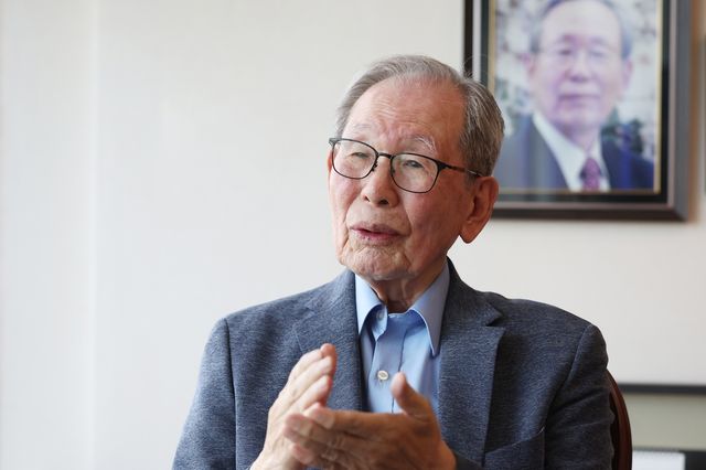인터뷰하는 유민영 교수