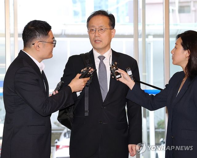 질문에 답변하는 이형일 부총리 겸 재정경제부 장관 후보자