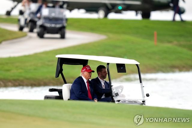 지난 4월 도럴 리조트의 PGA 투어 대회 참석한 트럼프와 차남(오른쪽)