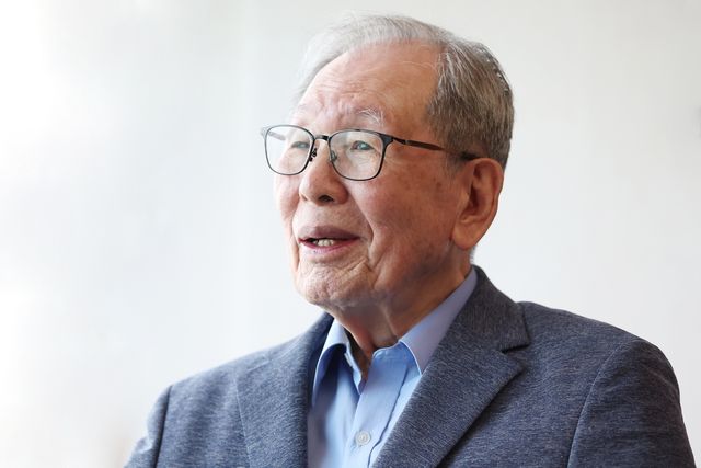 인터뷰하는 유민영 교수