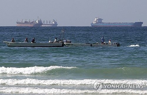 호르무즈 해협 남쪽 해상에서 어선들이 유조선들 앞을 지나가고 있다. 기사 내용과 직접 관련 없음. [AP 연합뉴스 자료사진. 재판매 및 DB 금지]