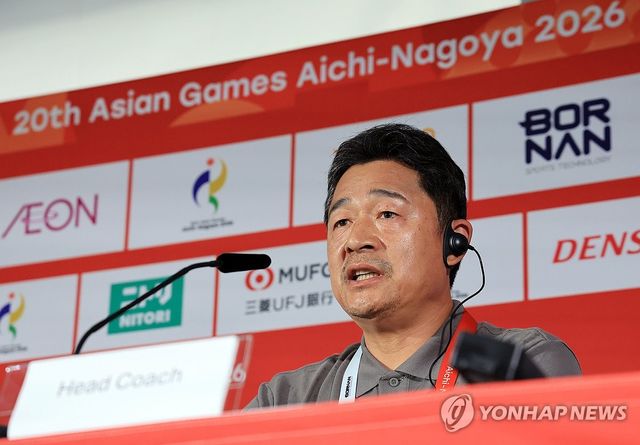 취재진 질문에 답하는 이민성 감독