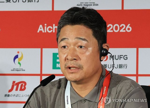 취재진 질문에 답하는 이민성 감독