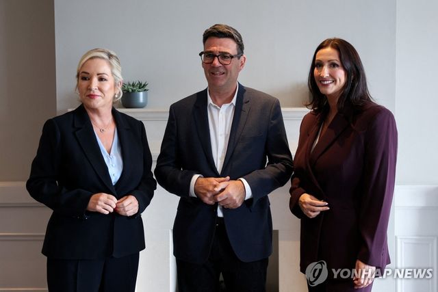 버넘(가운데) 총리와 만난 미셸 오닐(왼쪽) 수반과 리틀펜절리 부수반