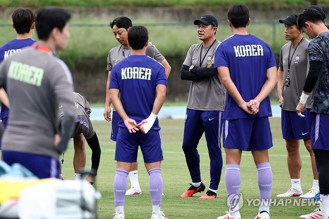 지시 내리는 이민성 감독