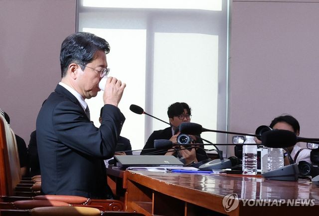 물 마시는 김승원 법무부 장관 후보자