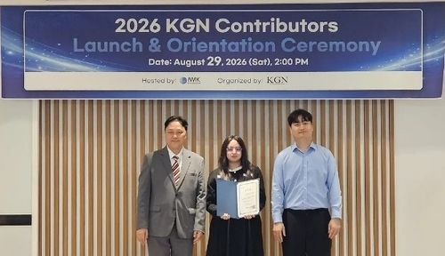 영어 온라인 매체 KGN(Korea Global News)의 위촉장을 들고 포즈를 취하는 파티마 [본인 제공]